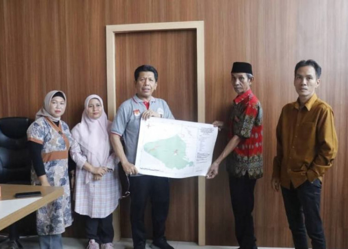 Sekda Seluma Serahkan SK Komunitas Masyarakat Adat Serawai kepada Ketua Aliansi AMAN