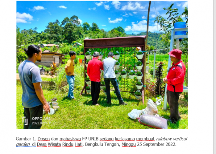 Dosen dan Mahasiswa Fakultas Pertanian Membuat Rainbow Vertikal Garden di Desa Wisata Rindu Hati