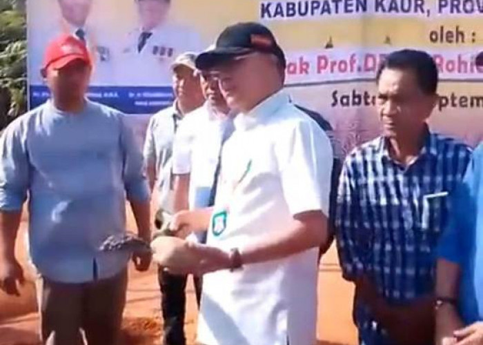 Gubernur Rohidin Letakkan Batu Pertama Pembangunan SMAN 12 Kaur di Desa Bukit Indah  