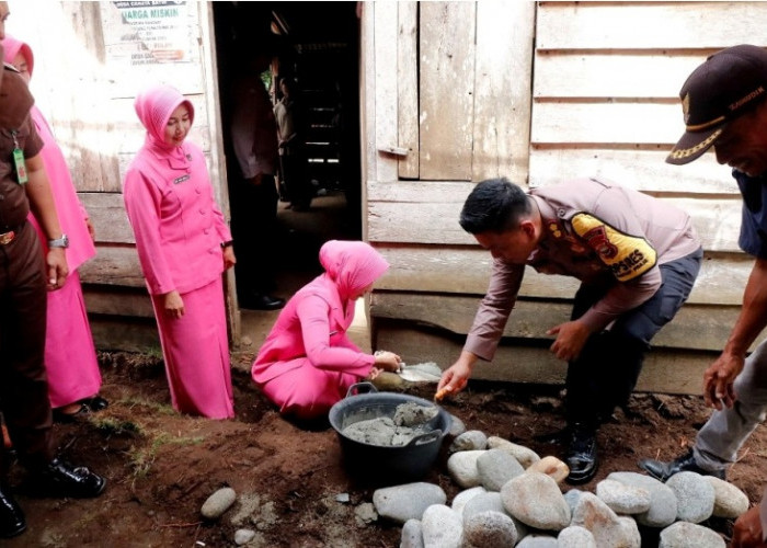 Tidak Layak Huni, Kapolres Kaur Bedah Rumah Ngatiyo di Desa Cahaya Batin