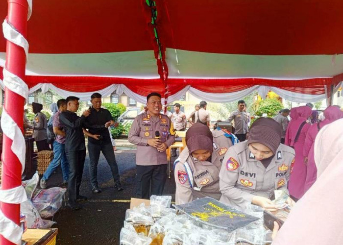 Barang Dagangan di Pasar Murah Polres Kaur Habis Diserbu Masyarakat