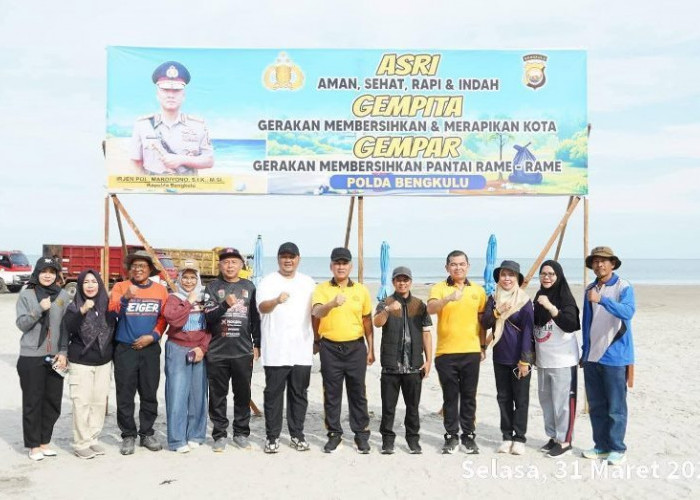 Kapolda Bengkulu Pimpin Kolaborasi  Aksi Bersih-Bersih Pantai Jakat