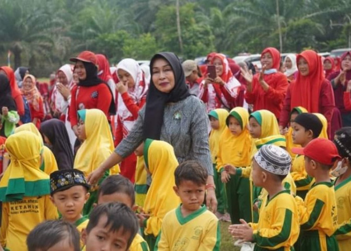 Senam Bersama Ratusan Anak-Anak, Bunda  PAUD Bengkulu Utara Bagikan Tas Sekolah dan APE 
