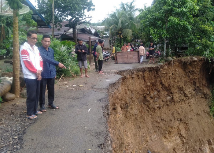 Longsor Ancam Pemukiman   Penduduk Taba Tembilang