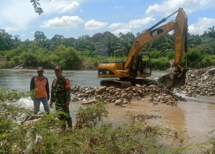 Kodim 0408 Bengkulu Selatan-Kaur Alihkan Alur Sungai Kedurang
