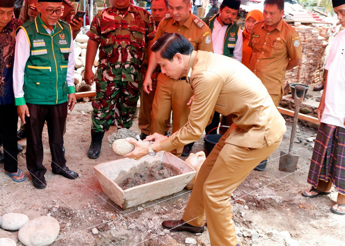 Rumah Maymunah Korban Kebakaran Mulai Dibangun, Bupati Gusril Letakkan Batu Pertama