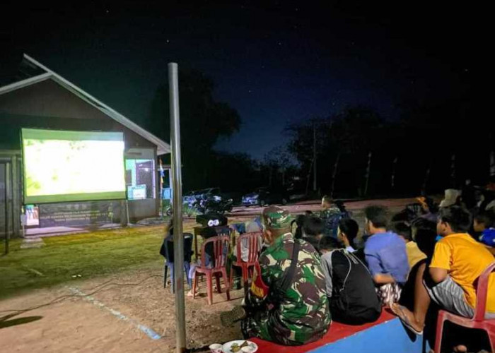  TNI dan Masyarakat  Talang Sebaris Nobar Film Merah Putih