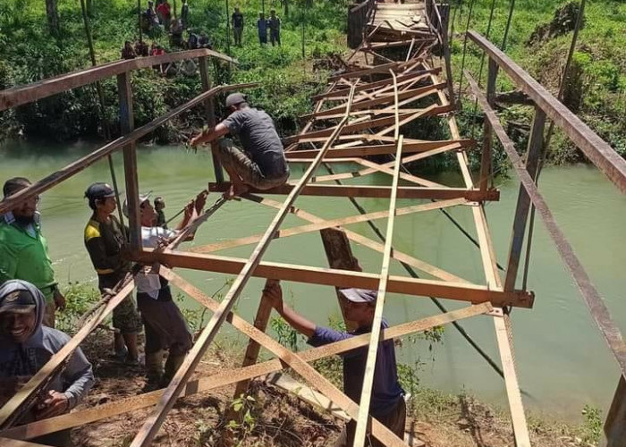 Warga Desa Gembung Raya   Swadaya Perbaiki Jembatan
