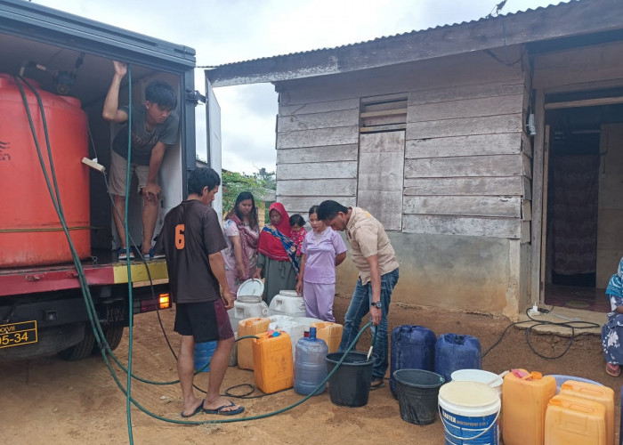 Masyarakat Kesulitan, Humas Polres Kaur Salurkan Bansos 5.000 Liter Air Bersih 