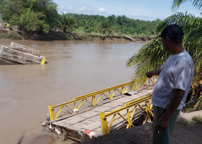 Jembatan Penghubung 2 Kecamatan Hanyut Diterjang Banjir