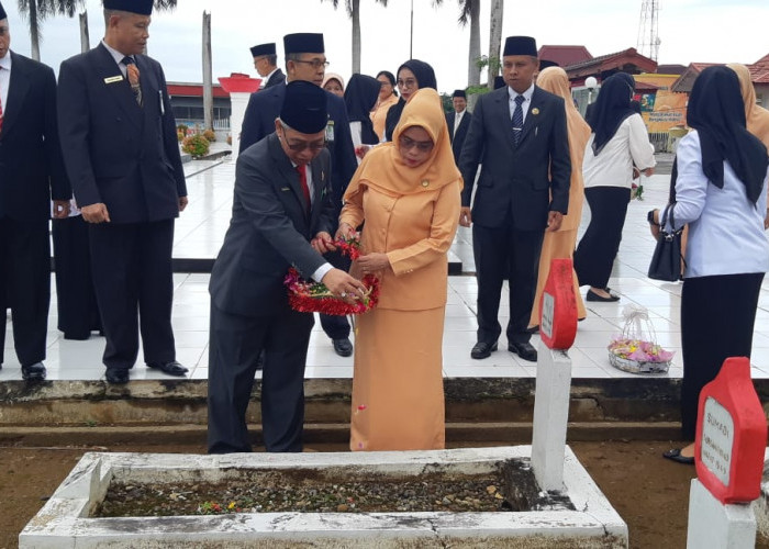 Kakanwil Kemenag Provinsi Bengkulu Gelar Tabur Bunga di Taman Makam Pahlawan Balai Buntar