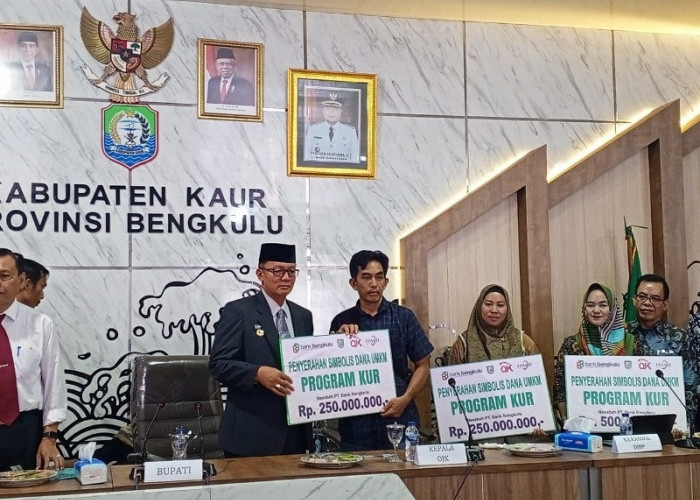 Bank Bengkulu Serahkan  Pinjaman Modal Usaha Rp 1 Miliar Kepada Tiga Pelaku UMKM Kabupaten Kaur