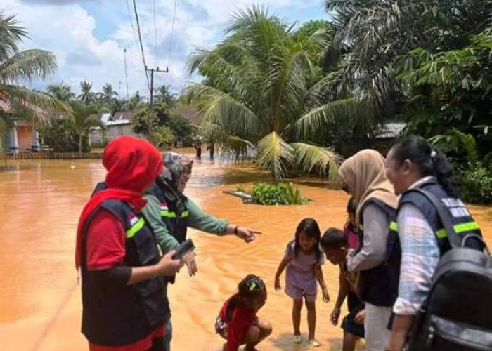 Ikut Prihatin, Tim Krisis Dinas Kesehatan Seluma Pantau   dan Beri Bantuan Obat ke  Korban Banjir