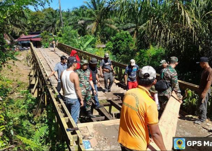 Babinsa Koramil Ketahun Gotong Royong Bersama Warga Air Sebayur Perbaiki Jembatan