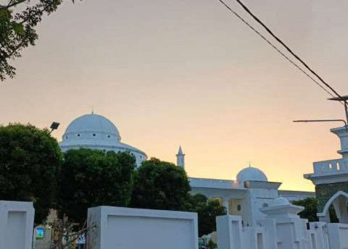 Suasana Senja di Masjid Agung At-Taqwa Memukau Warga Kota Bengkulu 