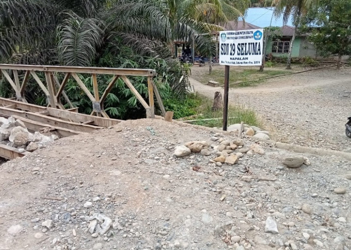 Bekas Proyek Perehaban Jembatan Tinggalkan Masalah, Material  Bangunan Tutup Akses Jalan ke SDN 29 Seluma