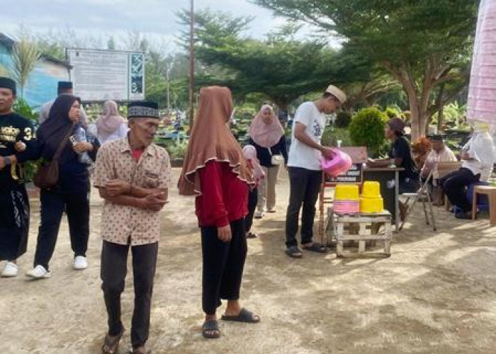 Ziarah Kubur Jelang Ramadan, Warga Padati TPU Penurunan Kota Bengkulu 