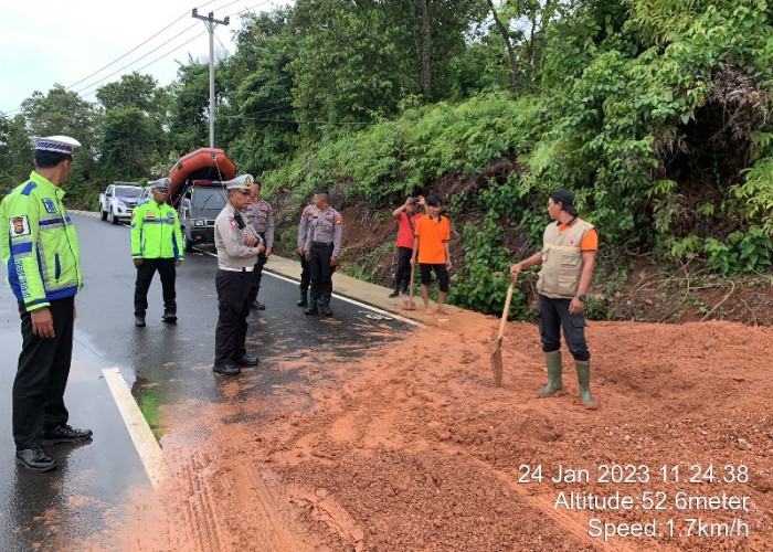 Hati-Hati, Material Longsor Tutup  Jalan Nasional Bengkulu - Kepahiang Sudah Disingkirkan