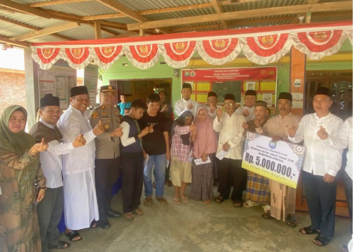 Safari Jumat BAZNAS Kaur Bersama Pemerintah Daerah, Salurkan Santunan dan Bedah Rumah di Tanjung Kemuning