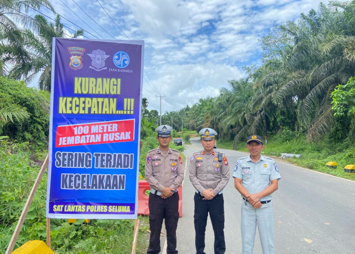 Jasa Raharja dan Satlantas Polres Seluma melakukan Pemasangan Himbauan Keselamatan