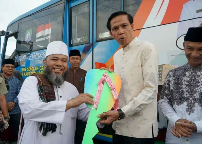 Pemprov Bengkulu Serahkan Bantuan Satu Unit Bus Sekolah Gratis untuk Pelajar Kaur