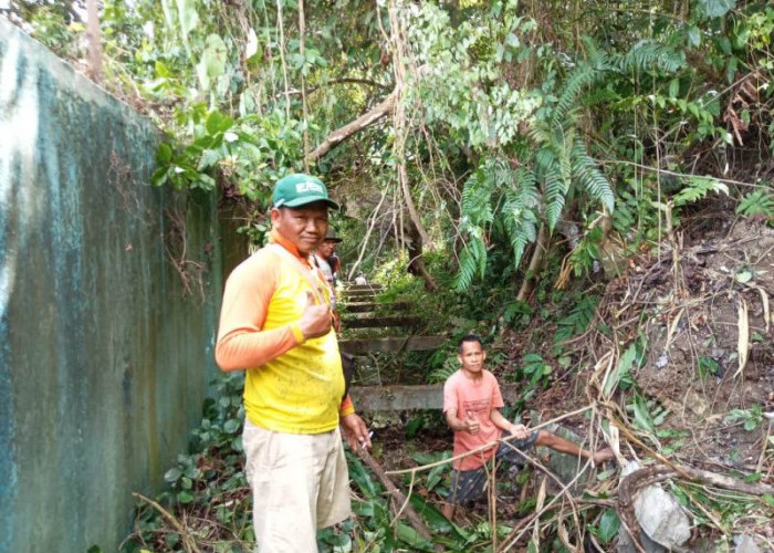 Air Sudah Mengalir, Masyarakat Suku Tiga Gotong- royong Membersihkan Saluran Irigasi Air Nasal