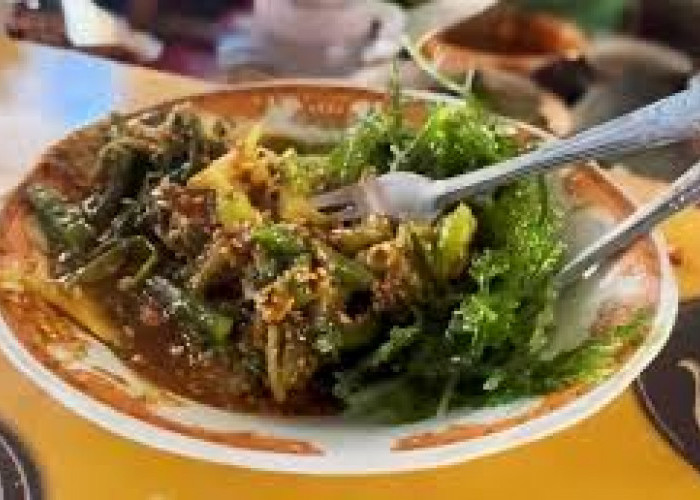 Pecel Latoh Bu Wiyono, Kuliner Unik dari Jepara