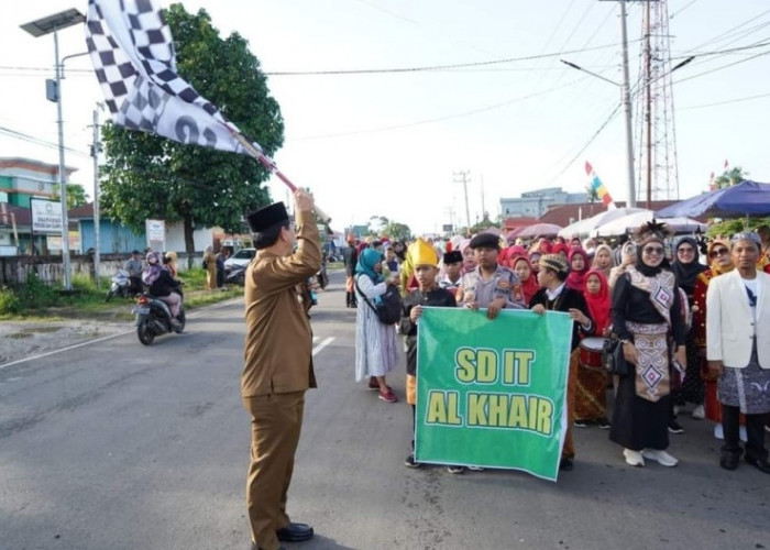 Meriah,  HUT PGRI ke 79 dan HGN di Seluma Ada Karnaval Berpakaian Adat