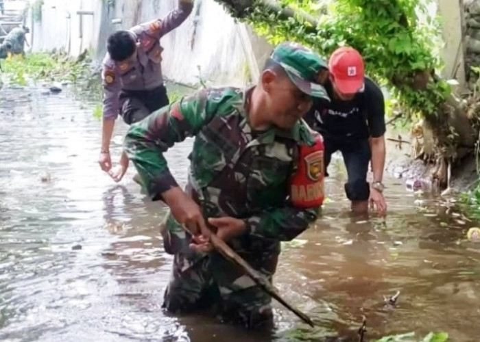 Kodim 0408 Bengkulu Selatan- Kaur Bersihkan Saluran Air