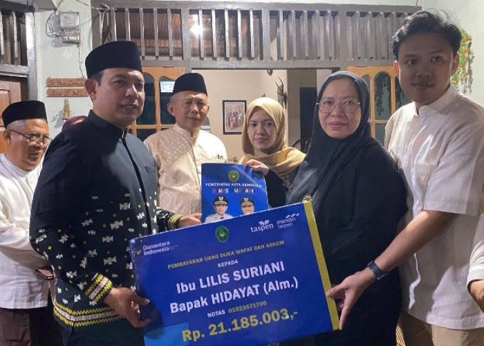 Walikota  Bengkulu Ikut Takziah, Serahkan Dokumen  4 in 1 di Jalan Gedang