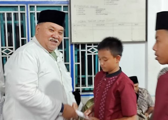 Safari Ramadan, Bupati Bengkulu Selatan Serahkan Santunan kepada Anak Yatim dan Kaum Duafa