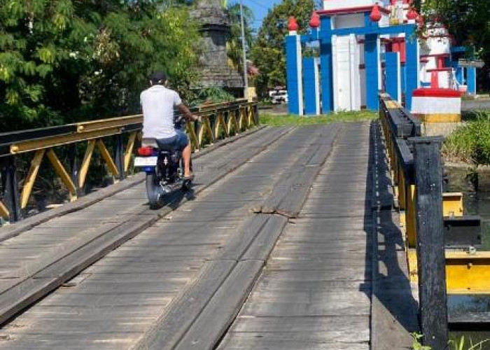 Jembatan Penghubung Menuju Kolam Renang Rafflesia Pantai Panjang Dikeluhkan Warga