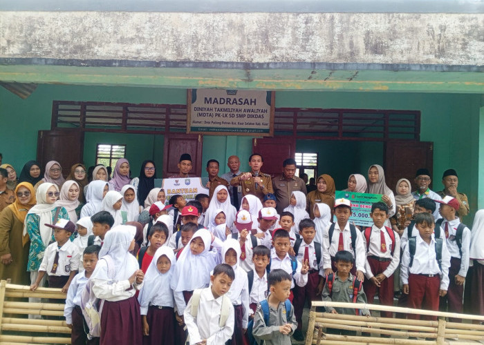 Bupati Kaur Serahkan Bantuan Sanitasi Rp 50 Juta untuk Asrama PKLK Pondok Pusaka