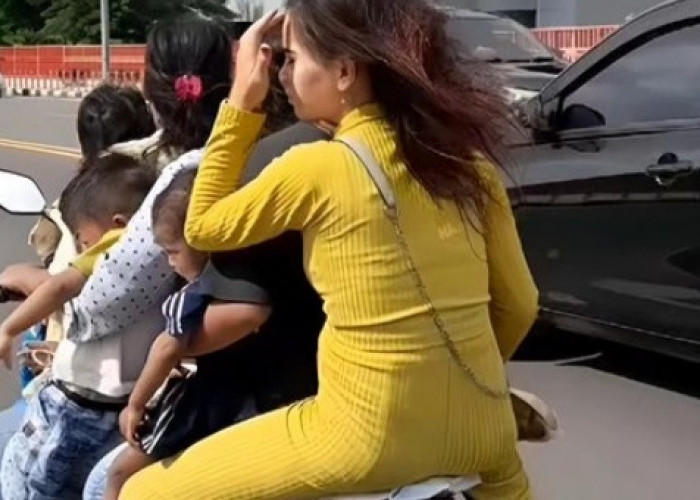 Viral! Ibu ibu Bonceng 7 Tak Pakai Helm di Jembatan Ampera Palembang