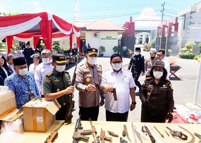 Kejari Bengkulu Musnahkan 8 Senjata Api dan Barang Bukti Hasil Kejahatan