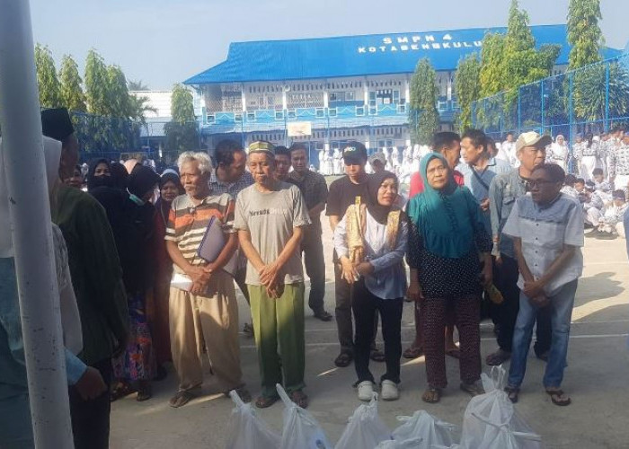 Didukung Komite, SMPN 4 Kota Bengkulu Bagikan Ratusan Paket Sembako 