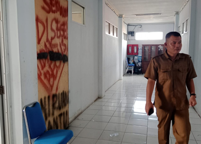 Dewan Segel Ruang Sekwan, Diduga Dipicu Soal Gaji Belum Cair 