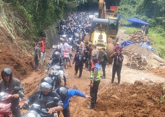 Lakukan Buka Tutup, Jalan Ambles di Liku Sembilan  Benteng Sudah Bisa Dilewati