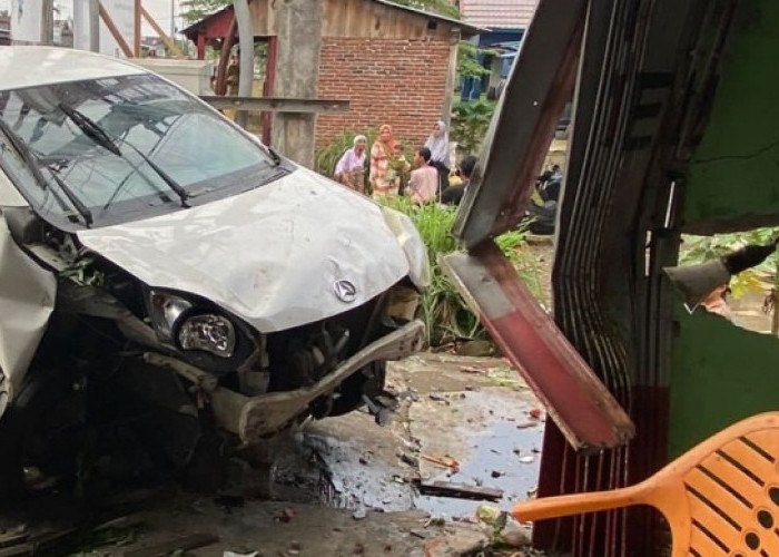 Total Kerugian Sekitar Rp 25 Juta,  Mobil Ayla dan Motor Tabrakan   di Kecamatan Talang Empat