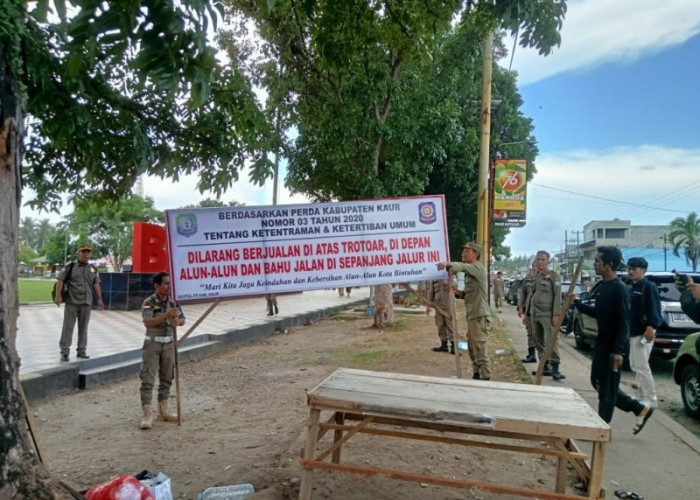 Satpol PP Kabupaten Kaur Pasang Tanda Larangan Berjualan di Alun-Alun Lapangan Merdeka Bintuhan