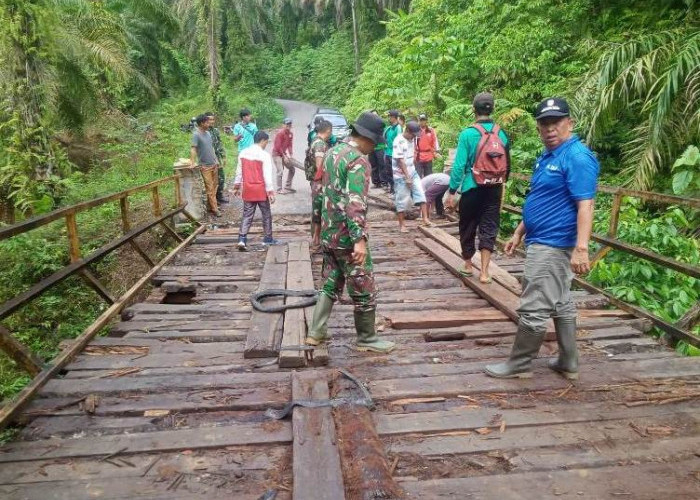 Takut Akses Jalan Putus, Camat Bersama Warga Ulu Talo Swadaya Perbaiki Jembatan