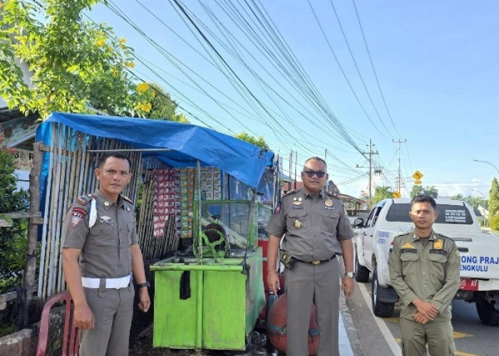  Sahat Marulitua Situmorang: Jalan dan Trotoar Hak Publik,  Bukan untuk Area Berdagang