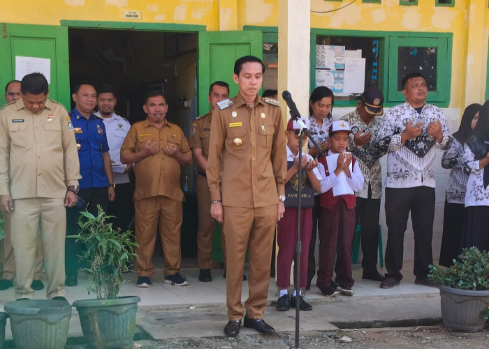 Bupati Kaur Motivasi Siswa di Hari Pertama Sekolah, Dukung Program GAMAS dan Santuni 50 Pelajar