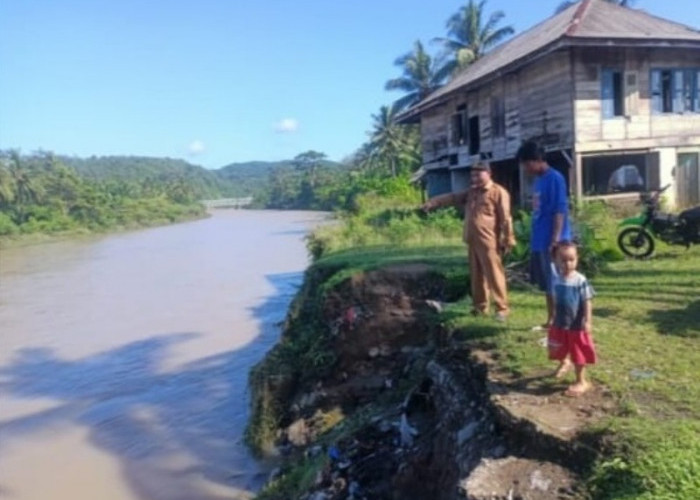  Luapan Air Sungai  Nasal Semakin Membahayakan Rumah Warga