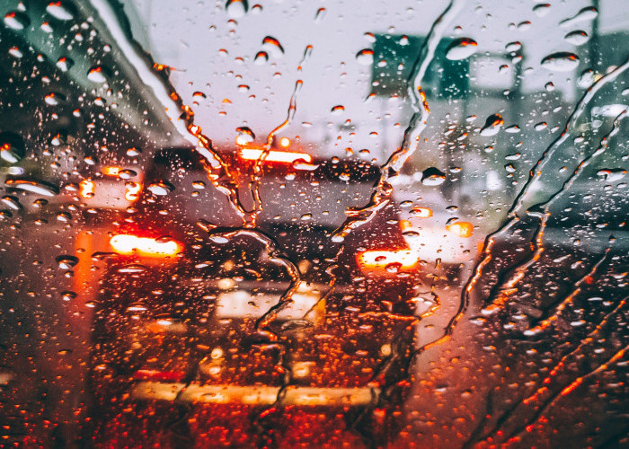 Ini 6 Tips Aman Berkendara Saat Hujan Lebat