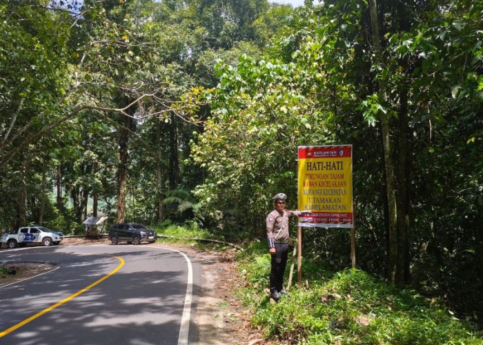 Antisipasi Kecelakaan, Satlantas Polres Benteng Pasang Spanduk dan Garis Polisi di Liku Sembilan 