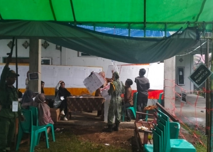 Hujan Deras Mengguyur Kabupaten Mukomuko Saat Penghitungan Suara Pemilu 2024