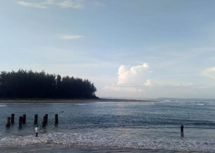 Warga sedang memancing di Muara Sungai Jenggalu yang airnya mengalir ke Pantai Panjang Bengkulu