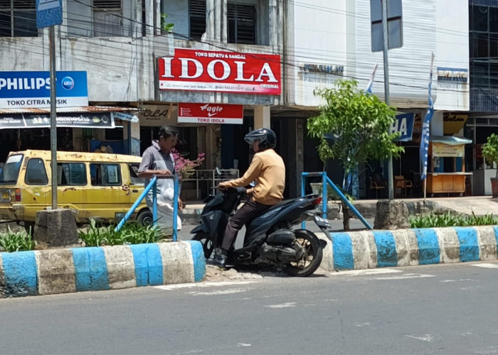 Pembatas Jalan Suprapto Rusak, Pengendara Motor Langgar Aturan dan Membahayakan