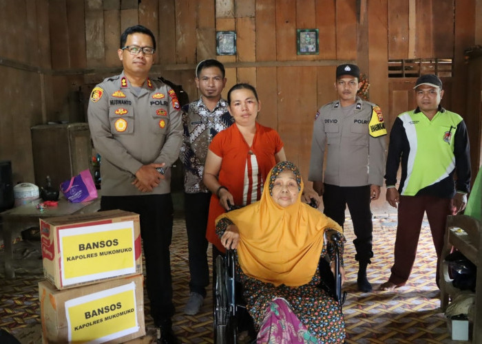 Senangnya, Ada Laporan Kapolsek Lubuk Pinang, Kapolres Mukomuko Berikan Bantuan Kursi Roda ke Warga Agung Jaya